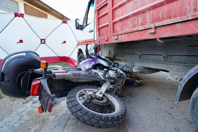 Der Motorradfahrer starb noch an der Unfallstelle. | Foto: Braun/swd-medien/dpa