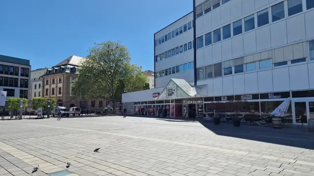 Am Mittwoch kam es gegen 21 Uhr auf dem Stiftsplatz in Kaiserslautern zu einer Auseinandersetzung, bei der eine 35-Jährige und ein 63 Jahre alter Mann verletzt wurden. | Foto: Ralf Vester