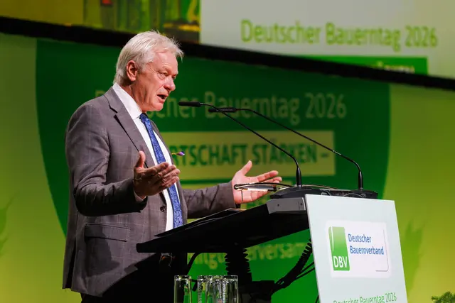 Minister Rainer will weitere Hilfen wegen hoher Düngemittelpreise prüfen. | Foto: Philipp von Ditfurth/dpa