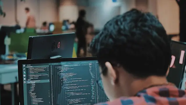 Ein Krisenreaktionszentrum bündelt Warnungen und Meldewege bei Cyberangriffen. Das kann dafür sorgen, dass Unternehmen koordinierter reagieren und IT-Störungen schneller eingrenzen. | Foto: © unsplash / Arif Riyanto