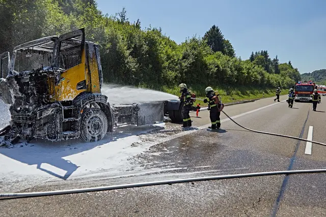 Die Feuerwehr löschte den Brand des Lastwagens mit Schaum. | Foto: Markus Brandhuber/dpa