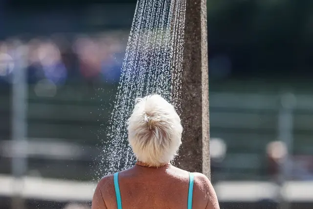 Eine Dusche kann in der gegenwärtigen Hitze eine Wohltat sein. (Symbolbild) | Foto: Christoph Reichwein/dpa