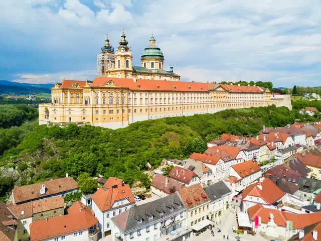 Wochenblatt-Leserreise 2027: Das Kloster Melk thront oberhalb der Donau und ist auf jeden Fall einen Ausflug Wert. | Foto: saiko3p/stock.adobe.com