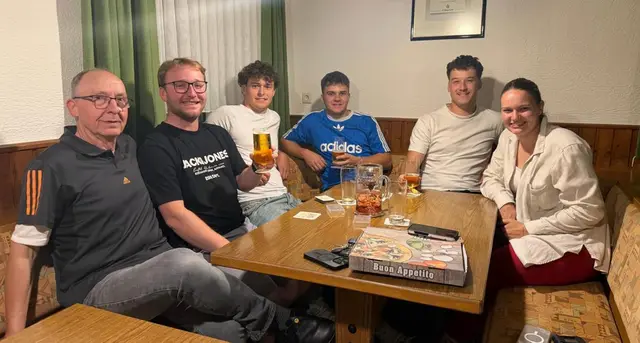 Auch die Verwandtschaft und Freunde ließ sich kurz vor dem Ende nochmals sehen: von links Edgar Schlemmer, Sohn des am 15.4.verstorbenen Wirts und Vaters Helmut Schlemmer, Robin Huber, Katzenbach, Robin Schlemmer, Waldgrehweiler,  Dominik Schappert und Lukas Hautz, beide Ransweiler, Jana Schlemmer, Waldgrehweiler   | Foto: Arno Mohr 