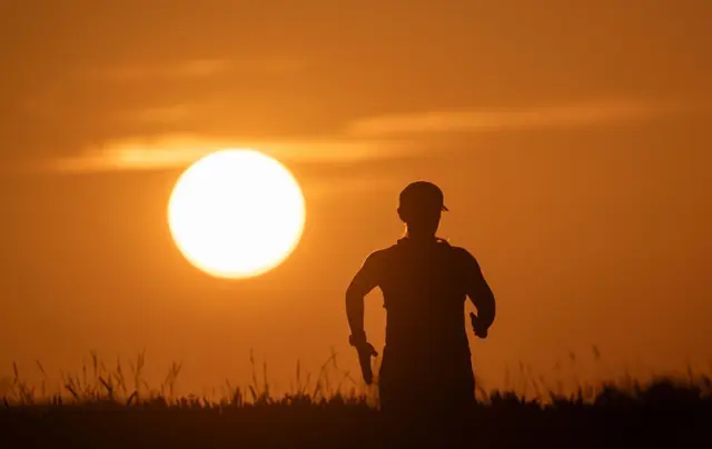 Tagsüber an die 40 Grad, nachts über 20 Grad: Deutschland schwitzt. | Foto: Marijan Murat/dpa