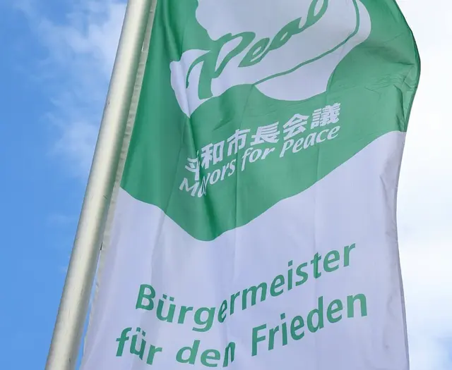 Auf dem Marktplatz wird die Mayors-for-Peace-Flagge gehisst und setzt ein sichtbares Zeichen für Frieden. | Foto:  Stadt Karlsruhe, Roland Fränkle