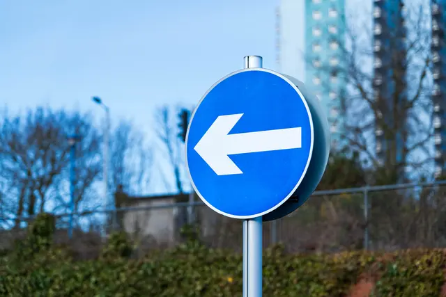 Unfälle deutlich weniger: An der Einmündung zur Ludwig-Erhard-Allee zählt die Stadt im Betrachtungszeitraum nur noch vier Unfälle statt 26 im Vergleichszeitraum. Deshalb verstetigt Karlsruhe die Maßnahmen am Oststadtkreisel. | Foto: Richard O'Donoghue/stock.adobe.com