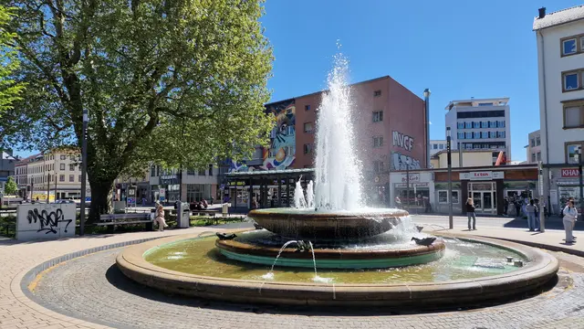 Ein ungewöhnlicher Polizeieinsatz hat sich am Mittwochnachmittag in der Kaiserslauterer Innenstadt ereignet. Am bekannten Fackelbrunnen zog ein Mann die Aufmerksamkeit einer Polizeistreife auf sich, weil er sich ein ausgiebiges Bad in dem denkmalgeschützten Brunnen gönnte. | Foto: Ralf Vester