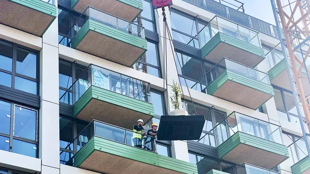 City Vibes: Begrünte Balkone an einem Holz-Hochhaus in Delft stehen für neue Ideen gegen städtische Hitze. | Foto: ZDF, Foto: Anni Brück