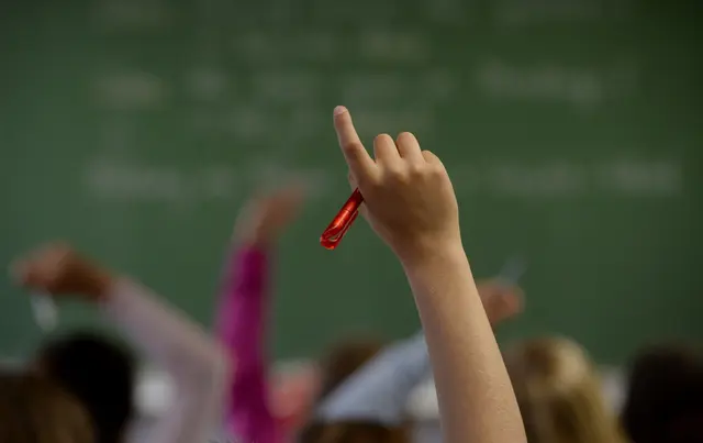 Die Schule muss zum Schuljahresende geschlossen werden. (Symbolbild) | Foto: Marijan Murat/dpa