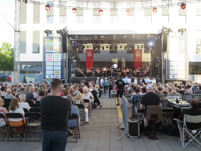 Ludwigshafen trotzt der Hitze. Die Veranstalter feiern das Stadtfest am Rheinufer. Gestern kamen viele Gäste trotz der hohen Temperaturen | Foto: Julia Glöckner