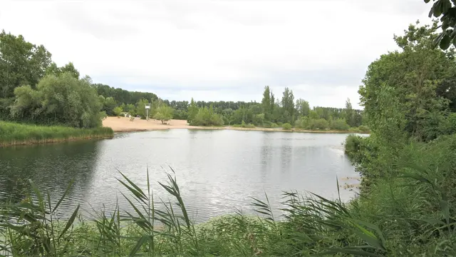 Der Jägerweiher liegt direkt neben der Blauen Adria. Im See sind Stand Up Paddeln, Rudern sowie Tauchen und Schwimmen möglich.  | Foto: Julia Glöckner