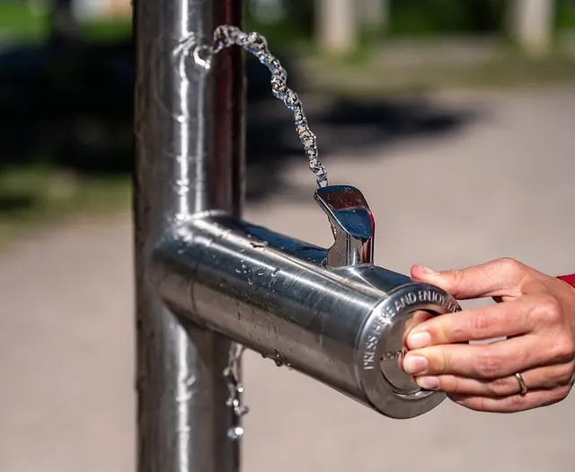 Wer bei der Hitzewelle in der Innenstadt unterwegs ist, findet an Trinkbrunnen kostenlos Wasser und über eine Karte kühle Rückzugsorte. | Foto:  Stadt Karlsruhe, Boris Burghardt