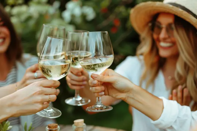 Beim Göcklinger Summer stehen Ende Juni Weine, Musik und Dorffestatmosphäre im Mittelpunkt | Foto: KIMP Art/stock.adobe.com