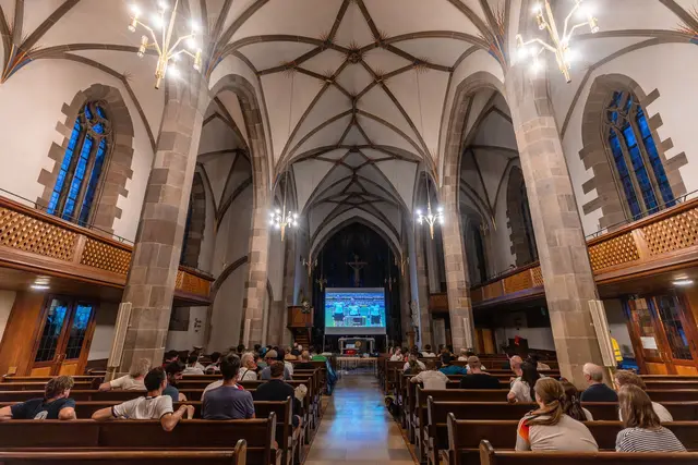 Zum ersten Public Viewing erschienen mehr als 200 Besucher. | Foto: Christoph Schmidt/dpa