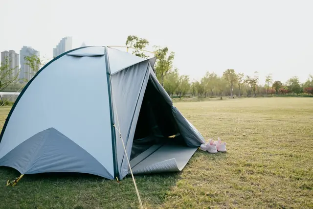 Auf einem Campingplatz pöbelte ein Trio am Donnerstagabend Gäste an und verließ danach das Gelände. Die Polizei sucht Zeugen zu dem Vorfall und ermittelt wegen Hausfriedensbruchs. | Foto: THINK b/stock.adobe.com
