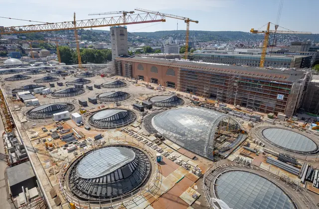 Wird nicht nur später fertig, sondern auch teurer: der neue Stuttgarter Hauptbahnhof.  | Foto: Christoph Schmidt/dpa