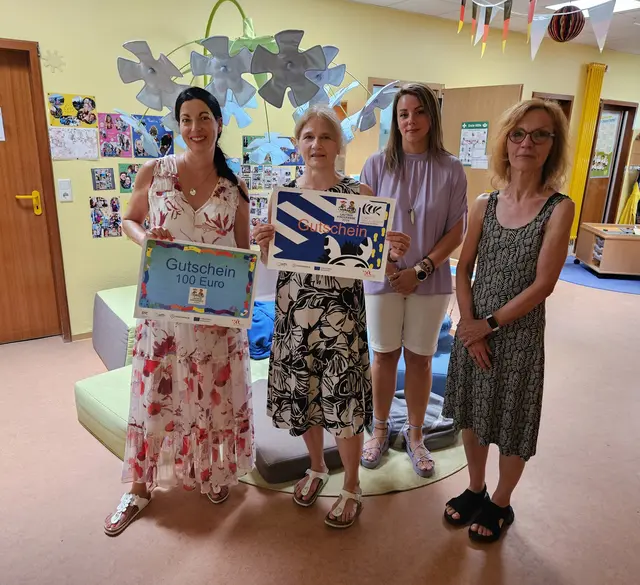 Die Leiterin der Kita, Gabriele Franzinger (Zweite von links), präsentiert den Gutschein für den Besuch der Kinderunfallkommission. Beigeordnete Anja Pfeiffer (links) hält den Gutschein über 100 Euro, den alle teilnehmenden Kitas erhielten. Rechts davon stehen Nina Hajda vom Referat Stadtentwicklung und Sabine Michels vom Bildungsbüro | Foto: Stadt KL/gratis