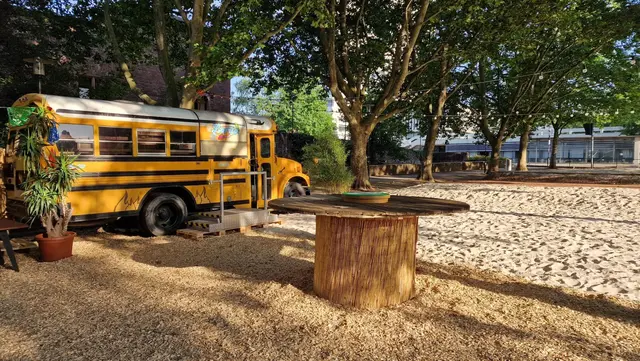 Unter den Bäumen am Casimirschloss entstand eine sommerliche Erlebniswelt mit Sand, Pflanzen und vielen Sitzgelegenheiten | Foto: Ralf Vester