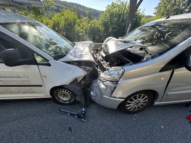 Auf der B270 bei Lohnweiler sind bei einem Frontalzusammenstoß drei Menschen verletzt worden. Laut Polizeiinspektion Lauterecken wurden zwei Insassen eines Kastenwagens schwer, der Fahrer eines VW Caddy leicht verletzt. | Foto: Polizeiinspektion Lauterecken