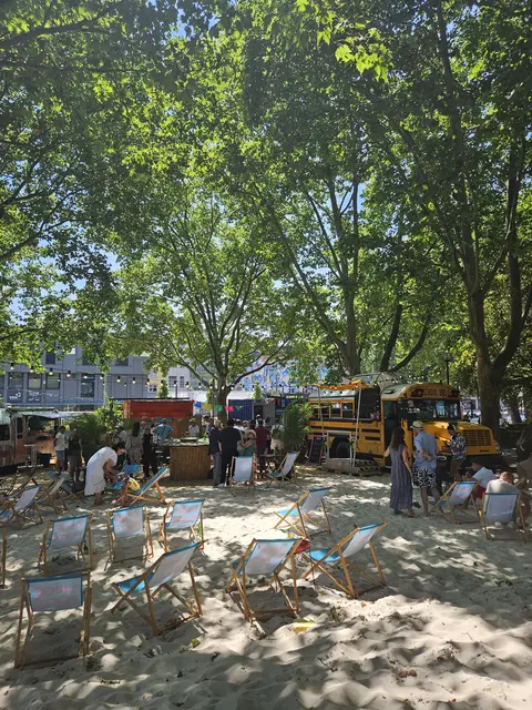 Sommerfeeling mitten in Kaiserslautern: Die neue „Lorito Beach Bar“ am Casimirschloss lädt mit Sandstrand und Liegestühlen zum Verweilen ein | Foto: Stadt KL/gratis