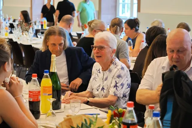 Hilde Nuber vom TSV Annweiler wurde bei der Sportlerehrung des Landkreises Südliche Weinstraße mit einem Sonderpreis ausgezeichnet. Die 86-Jährige legte als erste Frau überhaupt zum 50. Mal das Deutsche Sportabzeichen ab. | Foto: Dieter Hammann
