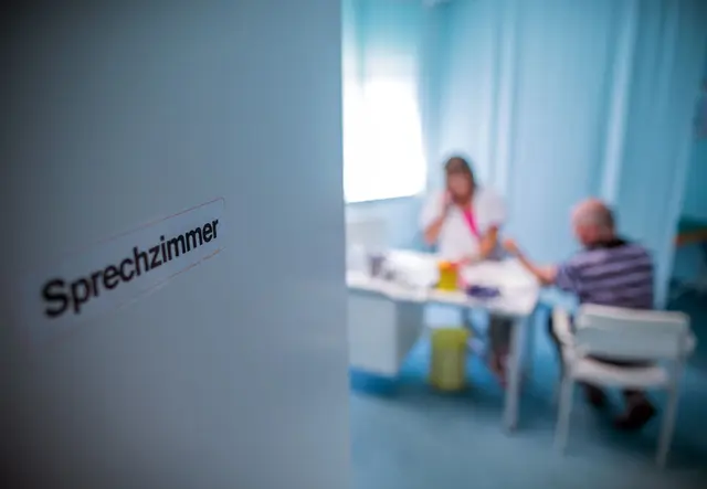 Was beim Arzt besprochen wird, bleibt auch beim Arzt. Bricht dieser seine Schweigepflicht, kann er sich strafbar machen. | Foto: dpa