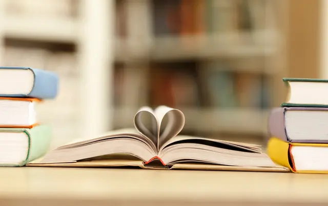 Die offiziellen BookTok-Bestseller im Mai 2026 von TikTok und Media Control | Foto: Prostock-studio/stock.adobe.com