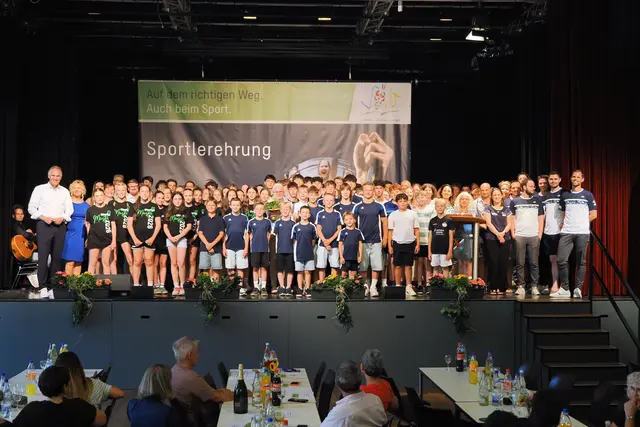 Bildunterschrift: Die durch Landrat Dietmar Seefeldt (Zweiter von links) ausgezeichneten Sportlerinnen und Sportler.  | Foto: Foto: Dieter Hammann 