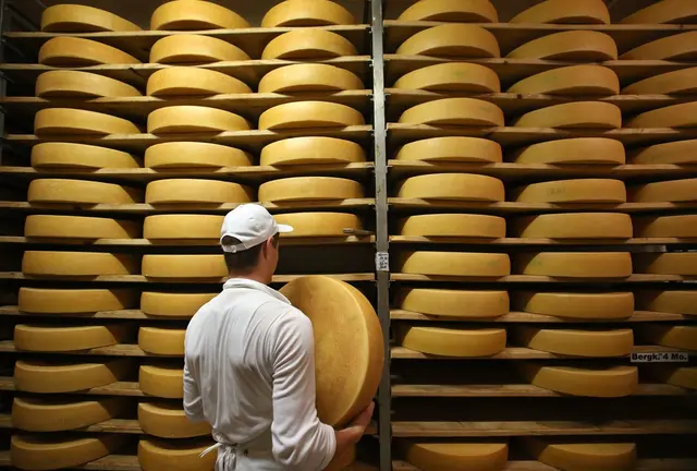 Wer Wert darauf legt, dass der Bergkäse auch tatsächlich von einer Alm kommt, sollte auf das EU-Siegel «geschützte Ursprungsbezeichnung (g. U.)» achten. | Foto: dpa