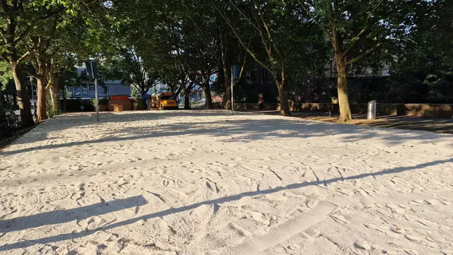 Volleyball spielen, Boule ausprobieren oder einfach entspannen: Die Beach Bar bietet kostenlose Freizeitangebote für alle Altersgruppen | Foto: Ralf Vester