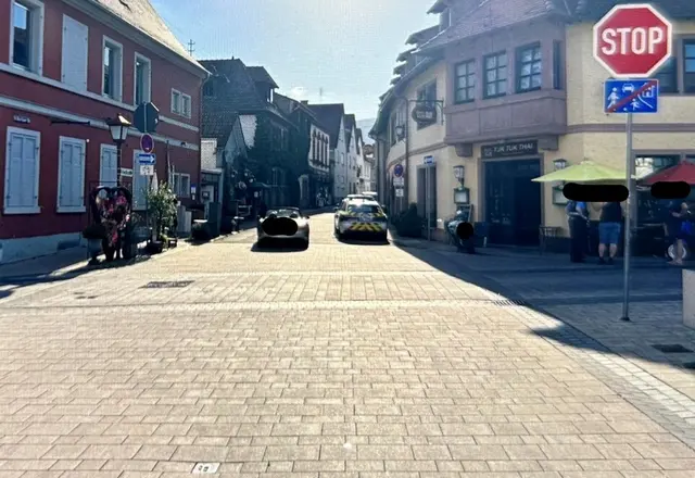 Ein grauer Van soll in Maikammer einen 16-jährigen Rollerfahrer erfasst haben und danach geflüchtet sein. Die Polizei sucht Zeugen zu dem Unfall und dem mutmaßlichen VW Sharan oder VW Touran. | Foto: Polizeidirektion Landau