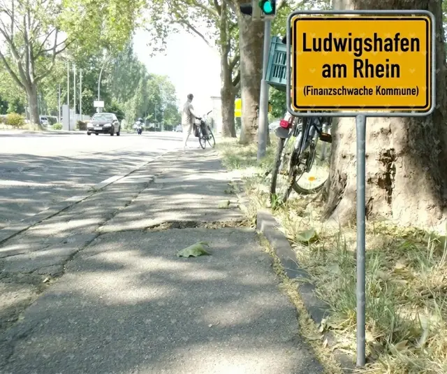 Viele Rathäuser kämpfen mit knappen Kassen. Ohne zusätzliche Hilfe drohen weniger Investitionen vor Ort. | Foto: Julia Glöckner/KI-gestützt