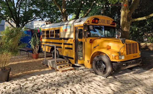 Die Betreiber Anna Wüstenberg und Attila Kirbas versorgen ihre Gäste aus einem auffälligen amerikanischen Schulbus mit Getränken und Snacks | Foto: Ralf Vester