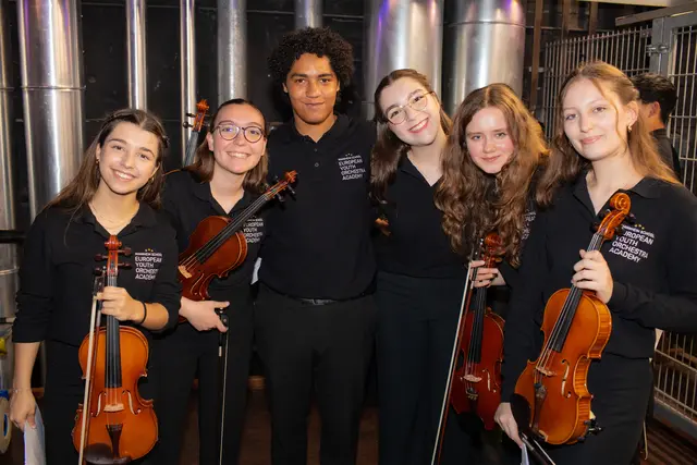 Teilnehmer:innen der EYOA bei Proben in einem früheren Jahr – exemplarisch für das Festival 2026. Vom 9. bis 12. September gastiert das „Young European Music Festival“ mit 76 jungen Musiker:innen aus 17 Ländern in der Metropolregion. Sieben Konzerte stehen an – als Symphonie- und Kammerorchester sowie erstmals als Jazz Big Band. Highlights: Geiger Hannes Wagner (SINFONIMA-Preisträger) mit dem Tschaikowsky-Violinkonzert auf einer Geige von 1678, und die Welturaufführung von Thomas Sifflings „Home“ mit Big Band beim Abschlusskonzert am 12. September im Rosengarten Mannheim. Konzerte u.a. in Schwetzingen, Heidelberg und Worms. Tickets: www.eyoa.de  | Foto: EYOA