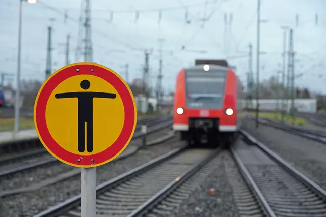 Am Bahnhof Lahr ist die Beeinträchtigung nach Personen im Gleis aufgehoben. Reisende müssen laut Deutscher Bahn dennoch weiter mit Verspätungen im Zugverkehr rechnen. | Foto: Deutsche Bahn AG / Volker Emersleben
