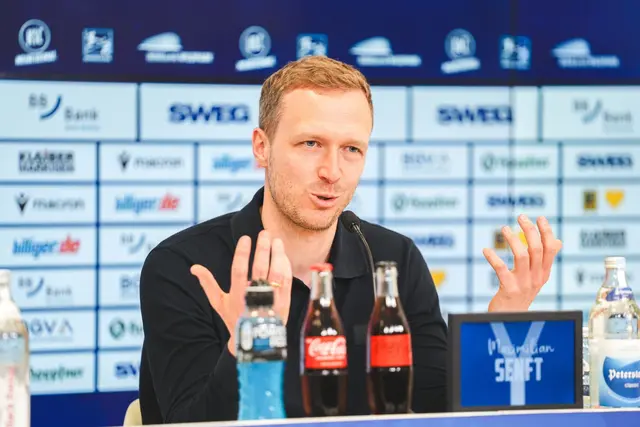 Der neue Chefcoach des KSC, Maximilian Senft, bei seiner Vorstellung.  | Foto: -/Karlsruher SC/dpa