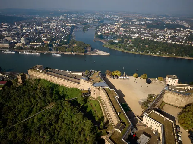 Am Deutschen Eck in Koblenz fließt die Mosel in den Rhein, genau dort ist die Wassertemperatur derzeit besonders hoch. (Archivbild) | Foto: Thomas Frey/dpa/dpa-tmn