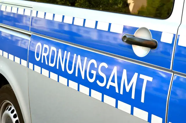 Ein 58-Jähriger hat sich nahe des Fackelbrunnens in Kaiserslautern entblößt, masturbiert und anschließend Mitarbeiter des Ordnungsamtes angegriffen. Die Polizei ermittelt wegen Exhibitionismus, Körperverletzung, Bedrohung und Widerstands und sucht Zeugen. | Foto: PixPartout/stock.adobe.com