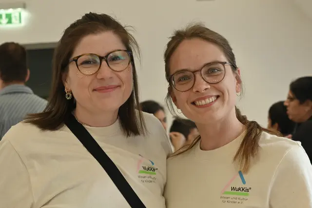 Rebekka Reinhuber (links, Vorstandsmitglied WuKKis und ausgebildete Lehrerin für das Schulfach „Glück“) und Kira Keßler (Vorsitzende des Vereins WuKKis). | Foto: Rebecca Roth