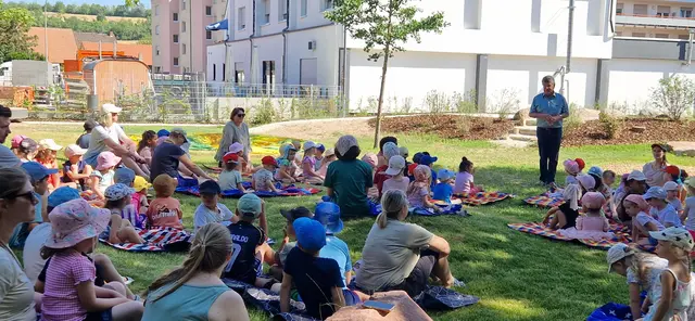 Zur Eröffnung sagen alle Kinder ein gemeinsames Begrüßungslied, ehe Ortsbürgermeister Dieter Hartmüller seine Einweihungsrede hielt | Foto: Elke Döngi/Friedrich-Fröbel-Kita Göllheim/gratis