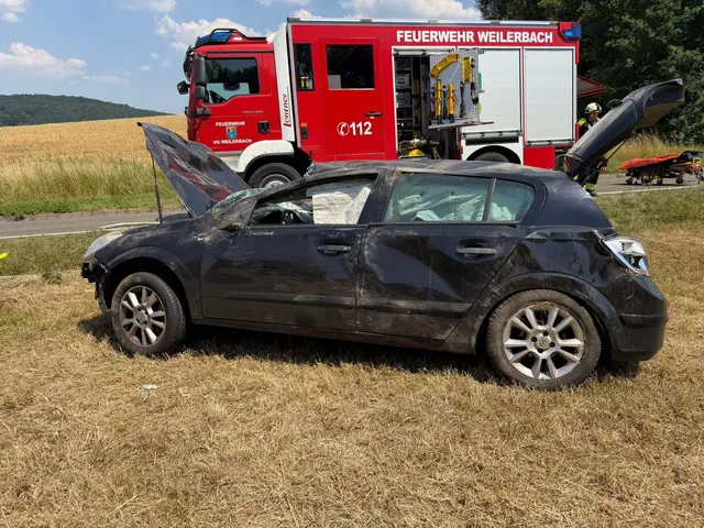 Ein Pkw hatte sich aus bislang noch ungeklärter Ursache überschlagen und kam stark beschädigt zum Stillstand. | Foto: Freiwillige Feuerwehr Weilerbach
