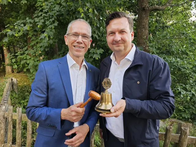 Stefan Grutke übergibt die Lions-Präsidentenglocke an Christian Hormuth | Foto: Michael Landgraf
