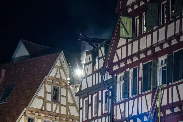 Die Flammen greifen auch auf ein benachbartes Haus über.  | Foto: Enrique Kaczor/dpa