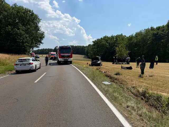 Die Einsatzkräfte stellten den Brandschutz sicher, klemmten die Fahrzeugbatterie ab und betreuten die Verletzten bis zum Eintreffen des Rettungsdienstes | Foto: Freiwillige Feuerwehr Weilerbach