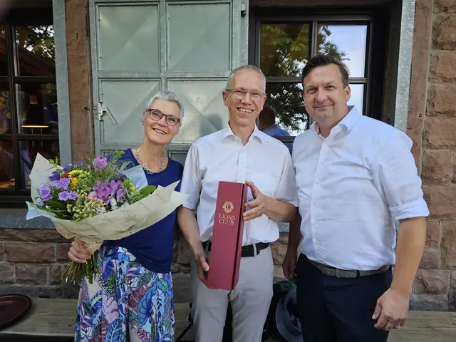 Präsident Christian Hormuth bedankt sich beim ausscheidenden Präsidentenpaar Almuth und Stefan Grutke  | Foto: Michael Landgraf