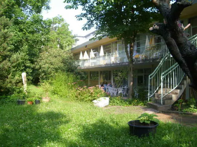 Nostalgie pur! 
Wie war es damals so schön!
Klinik am Metznerpark vor mehr als 15 Jahren.
Eine Idylle wie für Dornröschen.
 | Foto: Maiken Liefeith