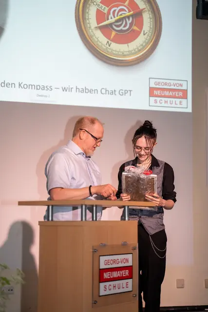 Der 1. Beigeordnete der VG Kirchheimbolanden Franz Röss überreicht den Preis für das beste Zeugnis der Schule | Foto: VHotografie, Neumayerschule