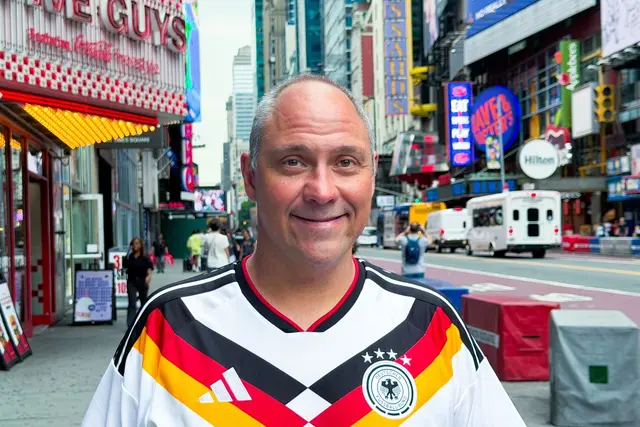 Auf WM-Tour in Nordamerika: Deutschland-Fan Björn Reichard. | Foto: Christoph Lother/dpa