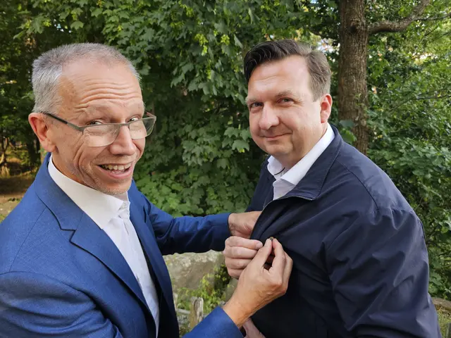 Stefan Grutke steckt Christan Hormuth die Präsidentennadel an.  | Foto: Michael Landgraf